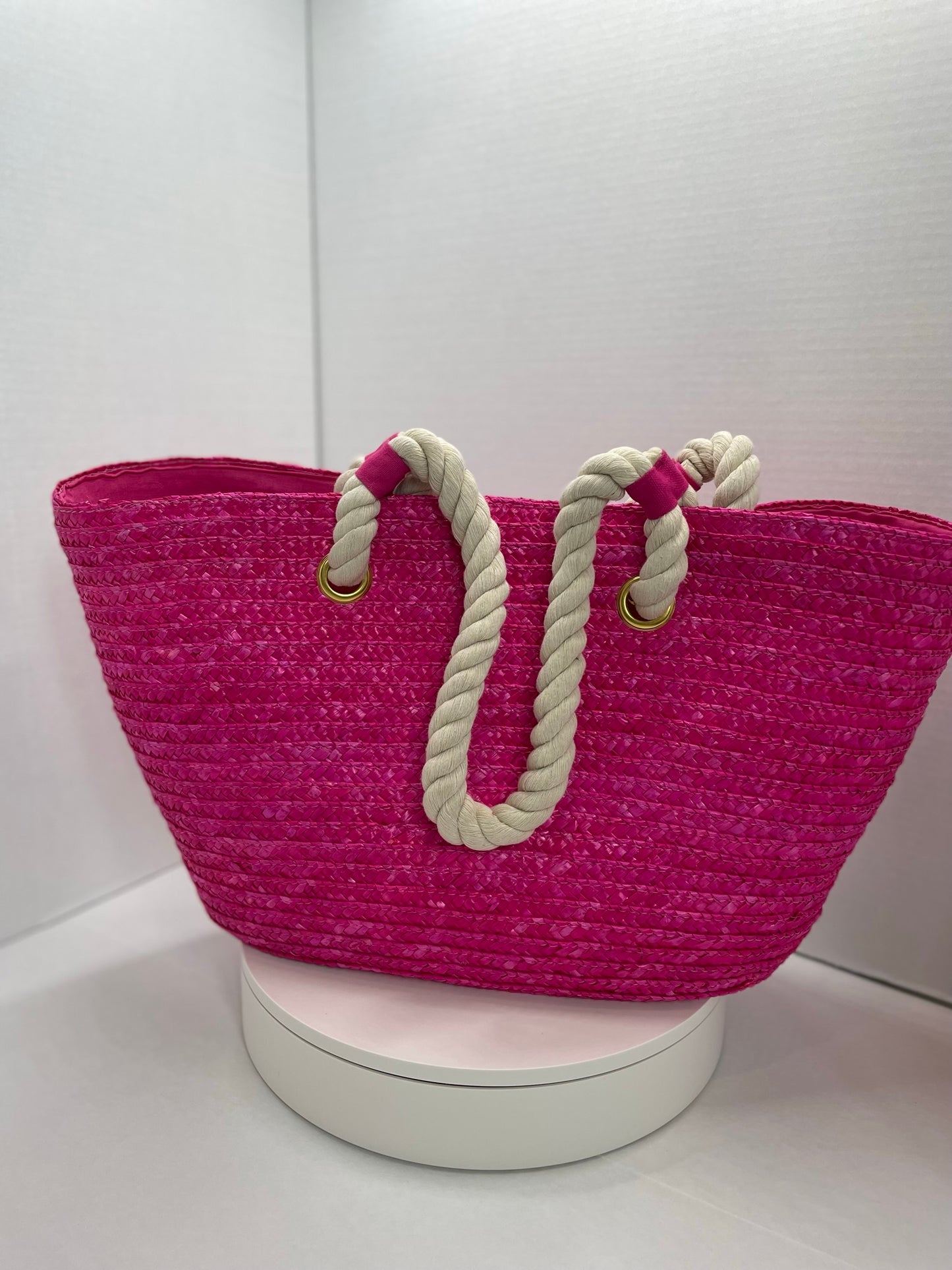 Strawbag with nautical rope handles